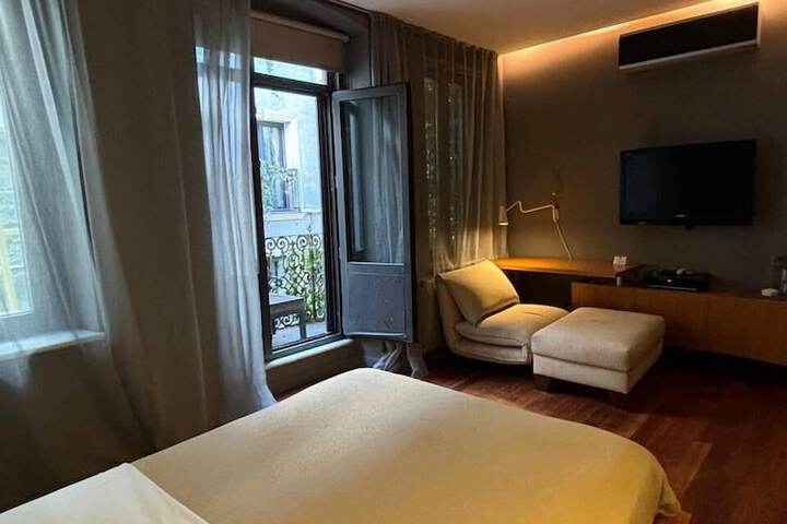 Room 8 of 25