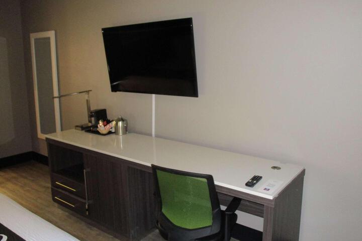 2 Queen Beds Lounge Chair Microwave and Refrigerator Flat Screen Television Desk H (4 of 7)