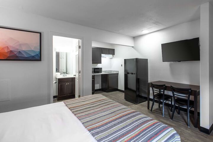 1 Queen Bed (6 of 34)