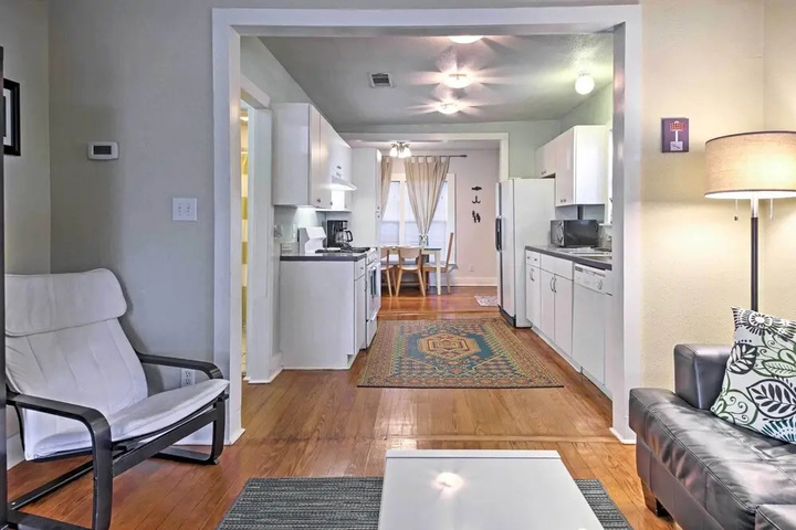 Trendy austin Soul Home: Walk to South Congress!
