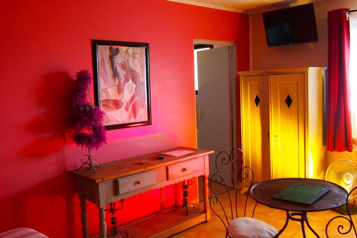 Room 8 of 16