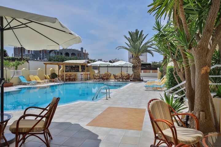 Hotel Pool