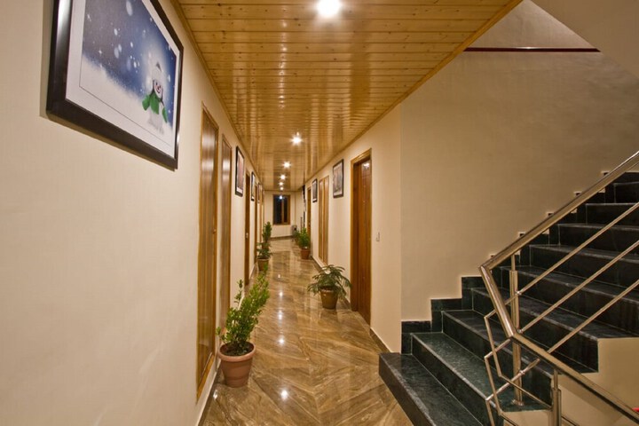 Ballroom/Hall 12 of 16