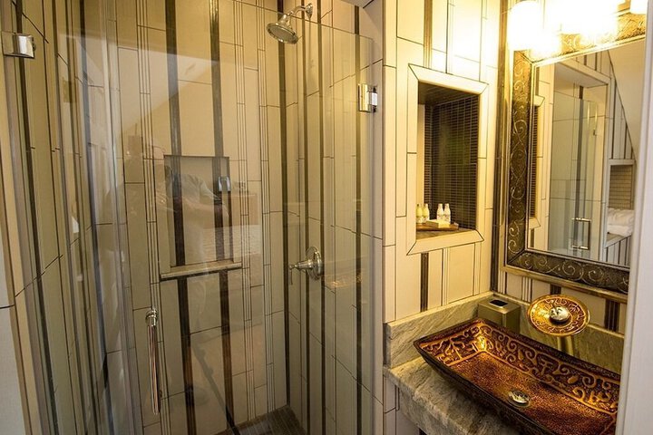 Diplomat Luxury King Bed Harbour View (9 of 32)