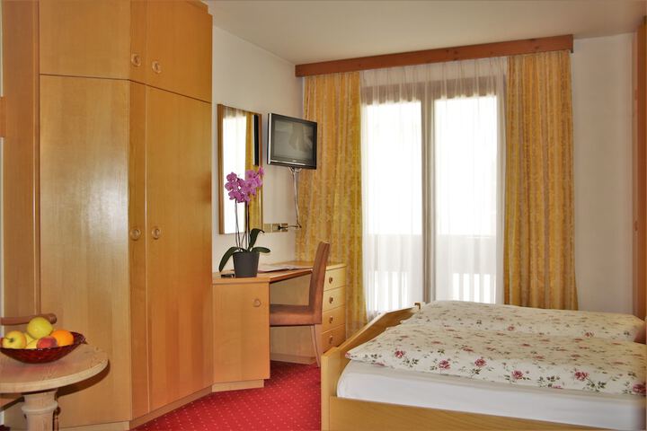 Room 5 of 32