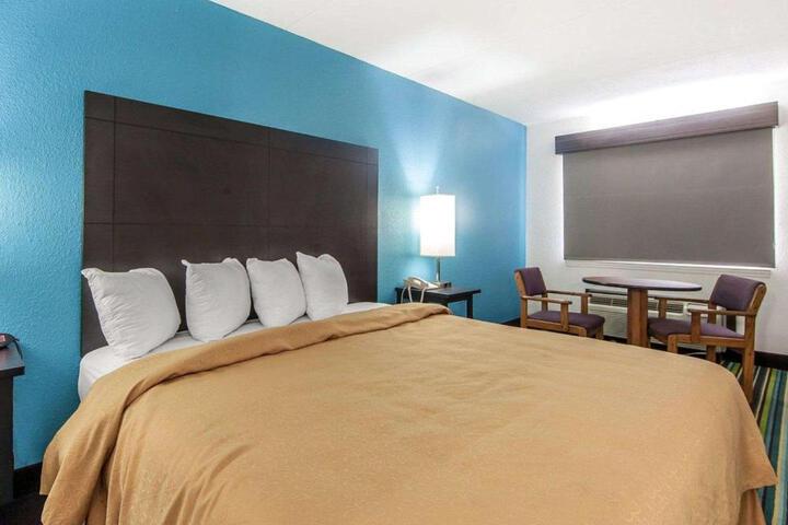 1 King Bed (3 of 10)
