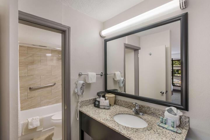 2 Queen Beds First Floor Microwave, Refrigerator in Room Safe WiFi Full Breakfast (4 of 7)