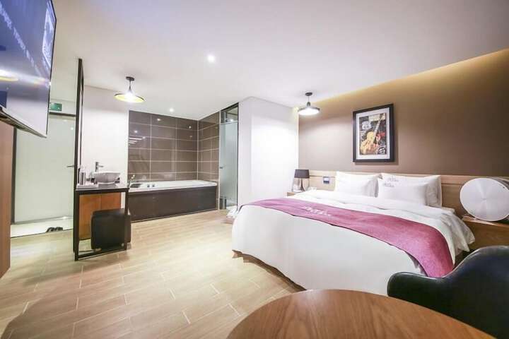 Room 36 of 83