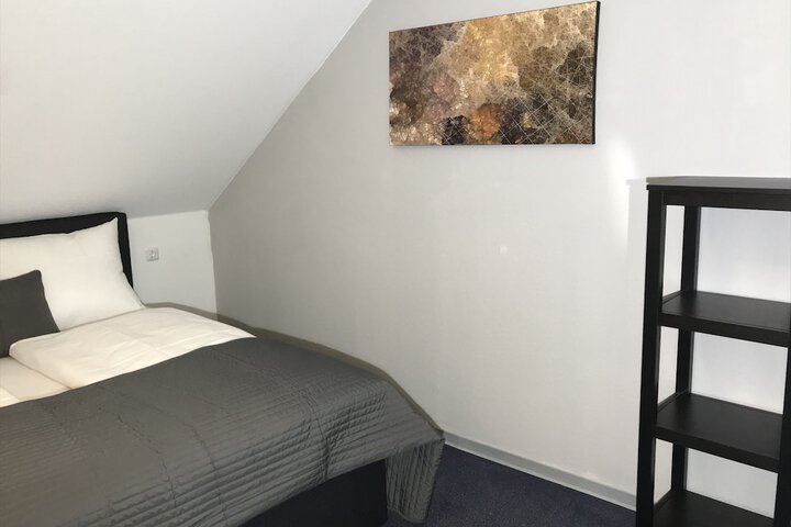 Room 6 of 33