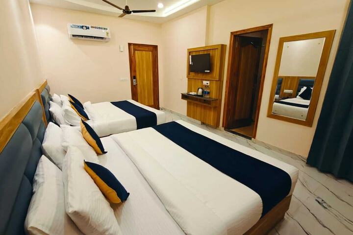 Room 4 of 9