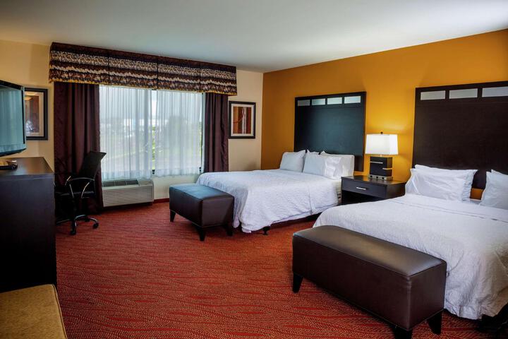 2 Queen Beds (6 of 12)