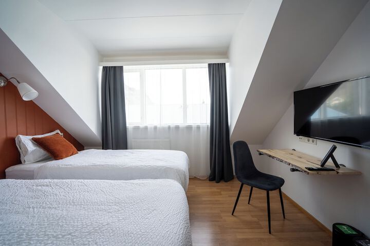 Room 32 of 123
