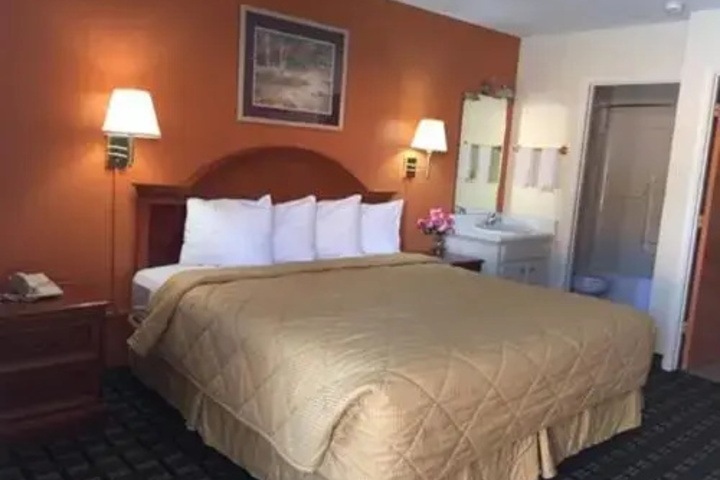 Room 6 of 15
