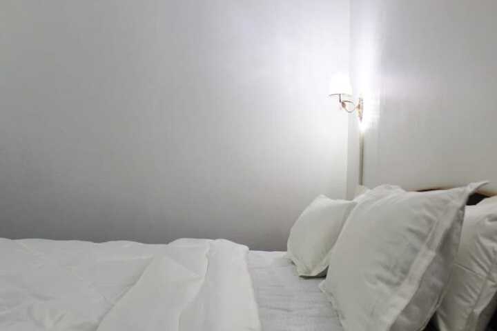 Room 5 of 9