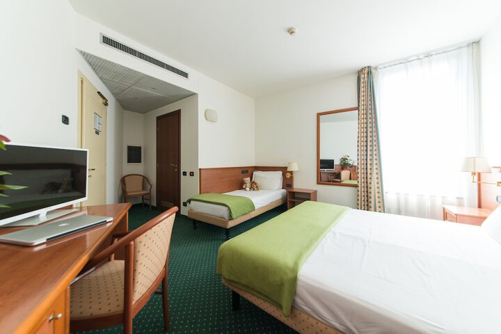 Room 7 of 33