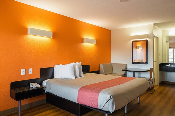1 King Bed (2 of 3)