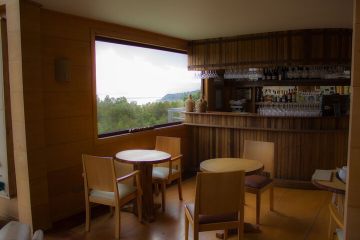 Lounge 98 of 150