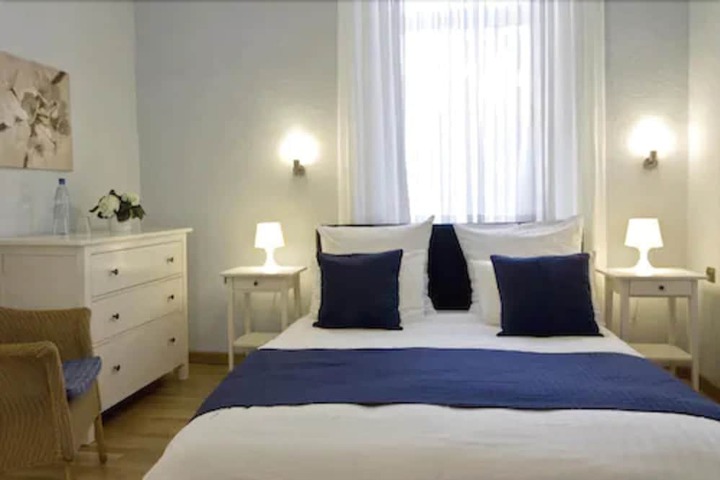 Room 4 of 33
