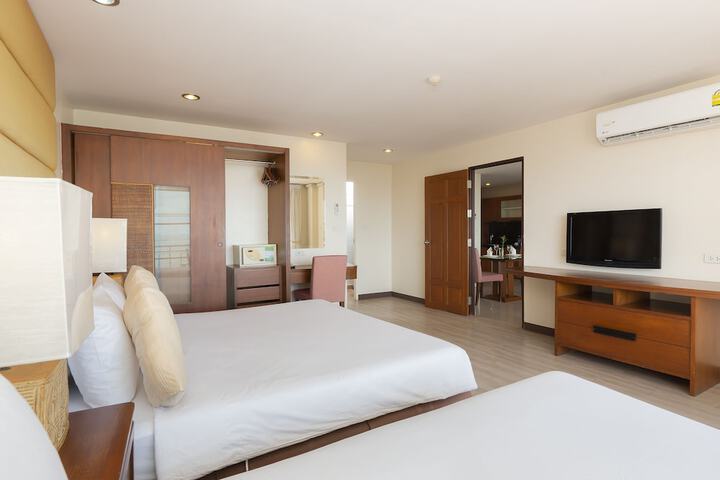 Room 40 of 198