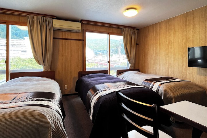 Room 28 of 107
