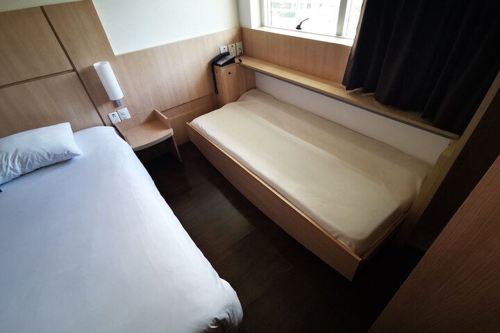 Room 4 of 32
