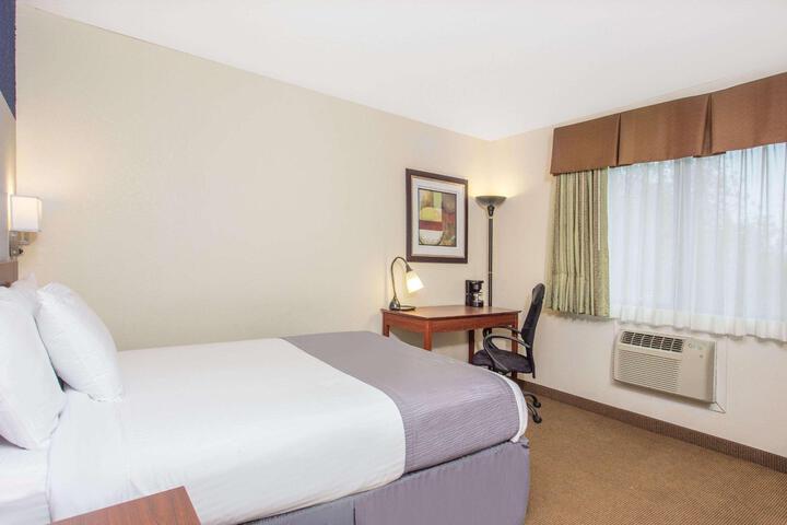 1 Queen Bed Mobility Accessible (3 of 11)