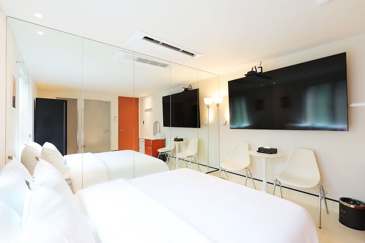Room 25 of 40