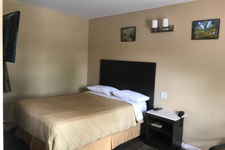 1 Queen Bed (6 of 6)