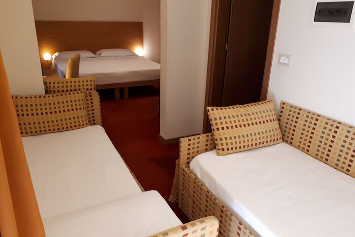 Room 12 of 37