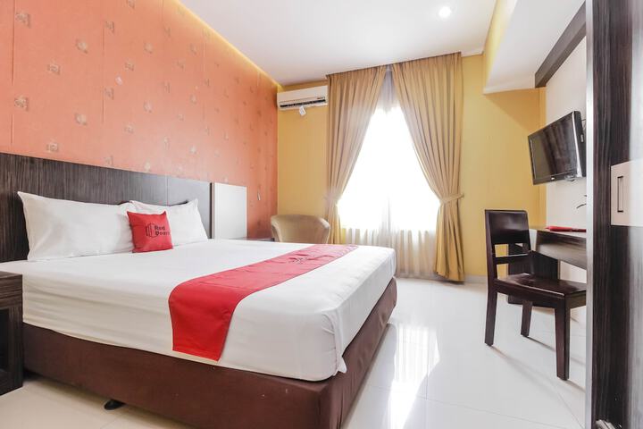 Exterior of RedDoorz Near Pasar Pagi Cirebon