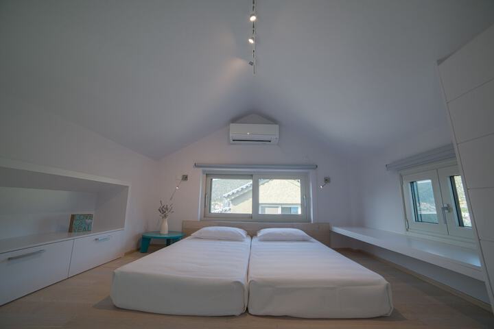 Room 6 of 80