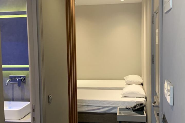 Room 13 of 36