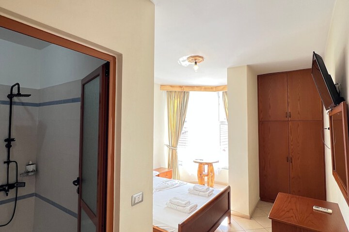 Room 5 of 33