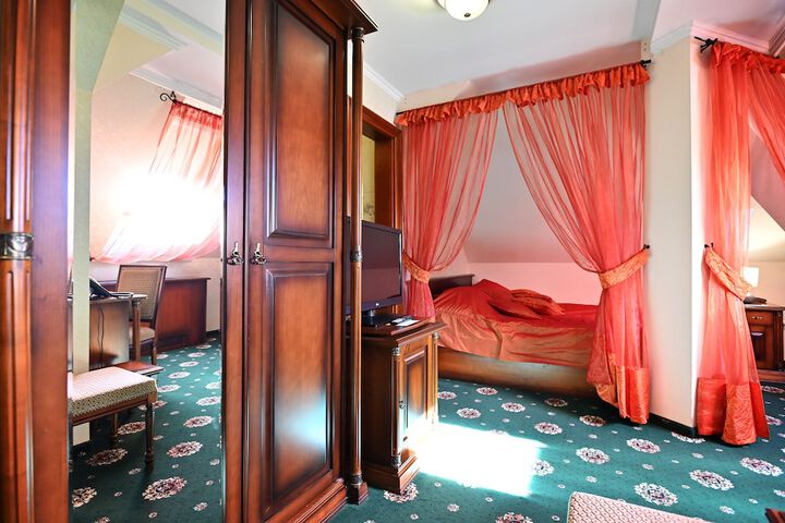 Room 21 of 102