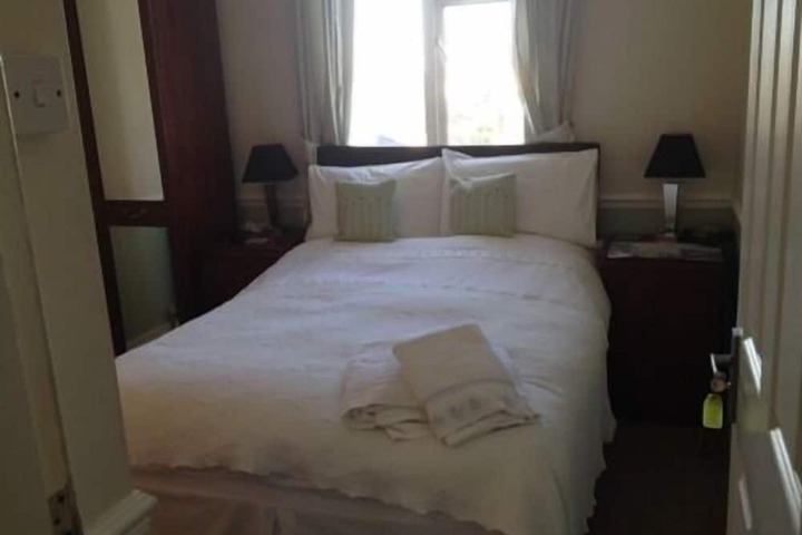 Room 7 of 12