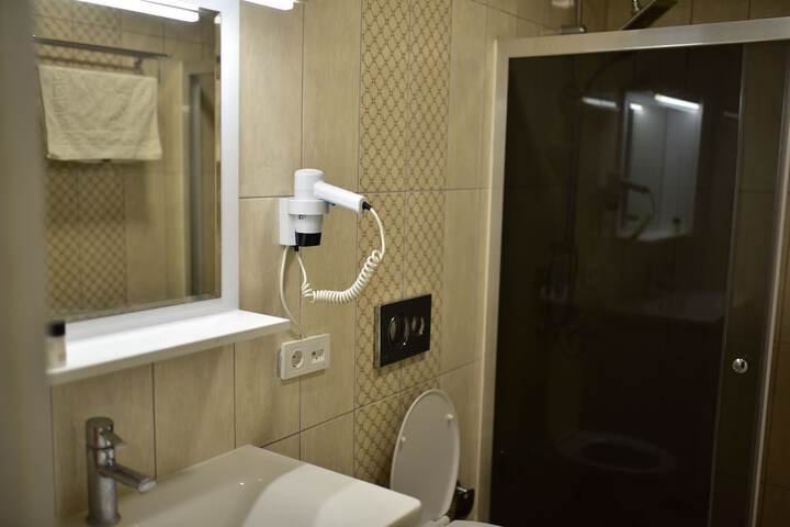 Room 10 of 33