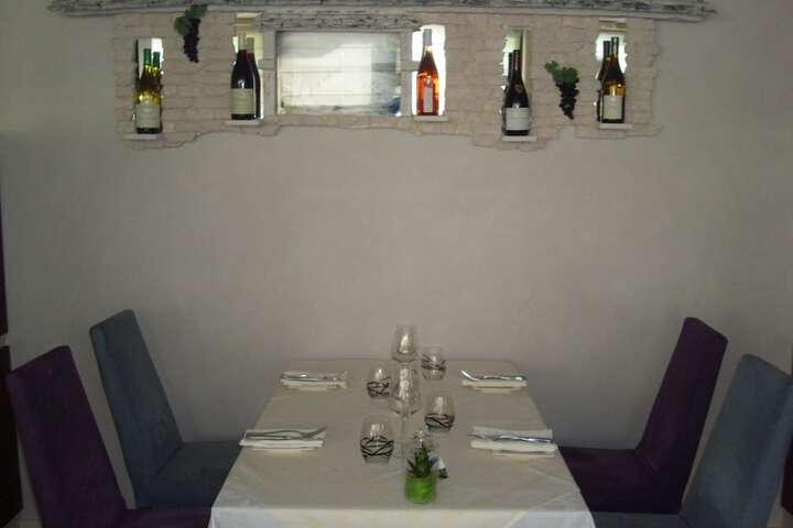 Dining 33 of 46