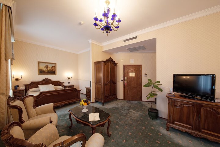 Lounge 58 of 104