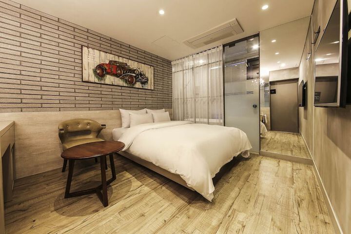 Room 27 of 42