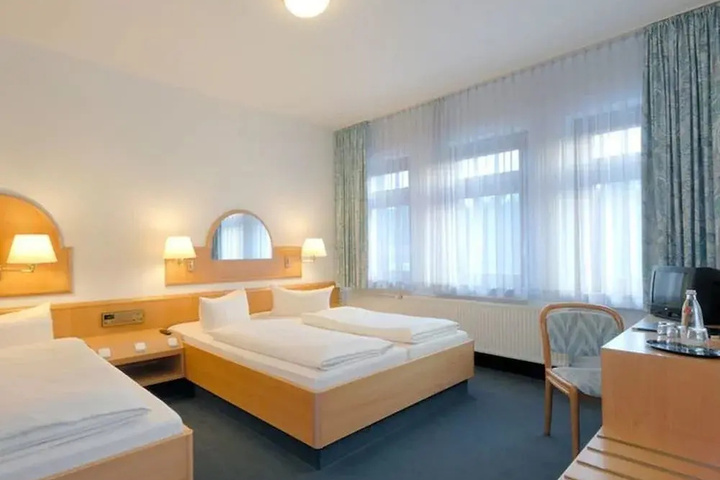 Room 5 of 11