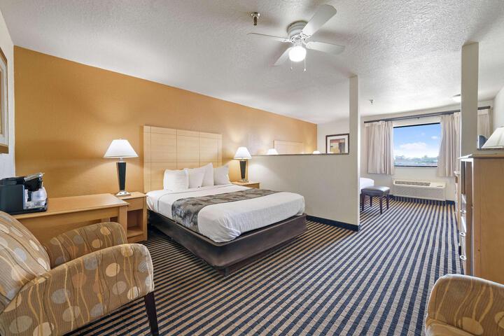2 Queen Beds High Speed Internet Accessible Microwave and Refrigerator Safe Full Breakf (33 of 34)