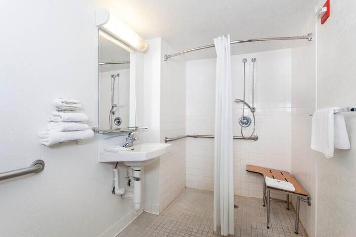 1 Queen Bed Mobility Accessible Bathtub with Grab Bars (3 of 9)