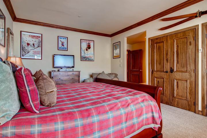 Room 4 of 210