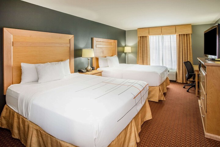 1 Queen Bed (8 of 17)