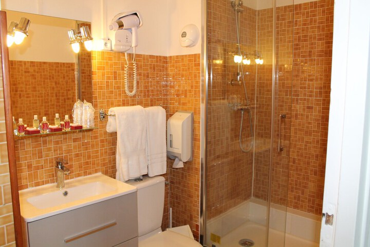 Room 32 of 46