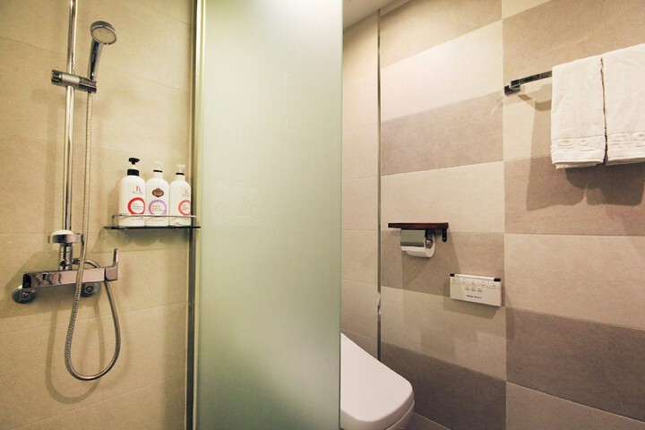 Room 28 of 47