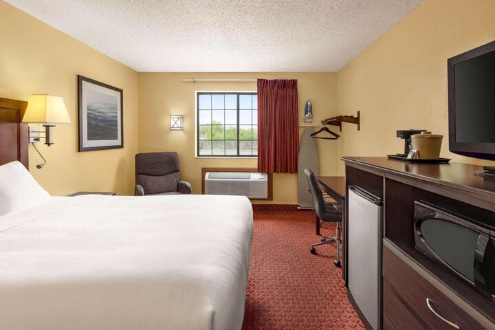 1 Queen Bed Accessible Room (1 of 17)