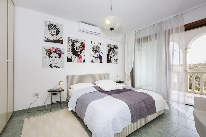 Room 4 of 10