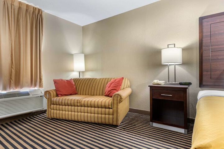 1 King Bed (3 of 9)