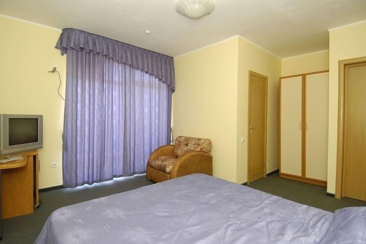 Room 13 of 19